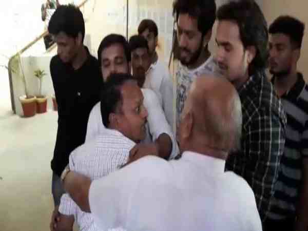 মধ্যপ্রদেশে ছাত্রদের পা ছুঁয়ে ক্ষমা চাইলেন শিক্ষক মধ্যপ্রদেশে ছাত্রদের পা ছুঁয়ে ক্ষমা চাইলেন শিক্ষক