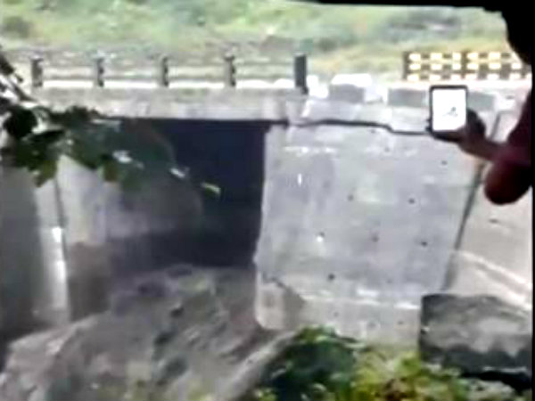 প্রবল বৃষ্টিতে সিকিমে ভেঙে পড়ল ব্রিজ, দেখুন ভাইরাল ভিডিও প্রবল বৃষ্টিতে সিকিমে ভেঙে পড়ল ব্রিজ, দেখুন ভাইরাল ভিডিও