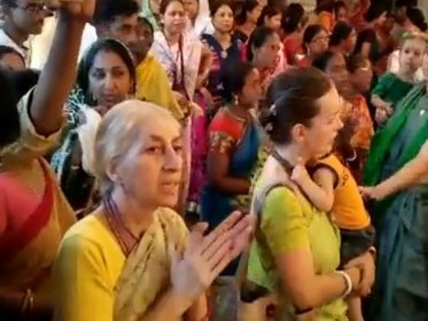 জন্মাষ্টমীতে মাতোয়ারা মায়াপুর! হাজির দেশি-বিদেশি ভক্তরা জন্মাষ্টমীতে মাতোয়ারা মায়াপুর! হাজির দেশি-বিদেশি ভক্তরা