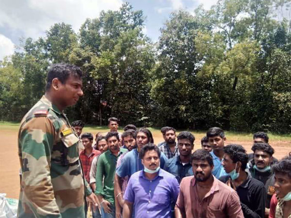 ছুটিতে বাড়ি ফিরে বন্যার্ত শত-শত মানুষের প্রাণ বাঁচিয়ে হিরো সেনা মেজর ছুটিতে বাড়ি ফিরে বন্যার্ত শত-শত মানুষের প্রাণ বাঁচিয়ে হিরো সেনা মেজর