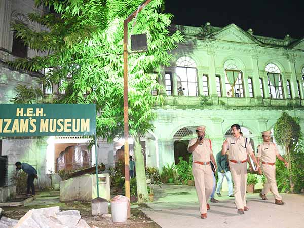 নিজামদের সোনার চায়ের কাপ, হীরে খচিত টিফিনবক্স উধাও ! হায়দরাবাদ জুড়ে চাঞ্চল্য নিজামদের সোনার চায়ের কাপ, হীরে খচিত টিফিনবক্স উধাও ! হায়দরাবাদ জুড়ে চাঞ্চল্য