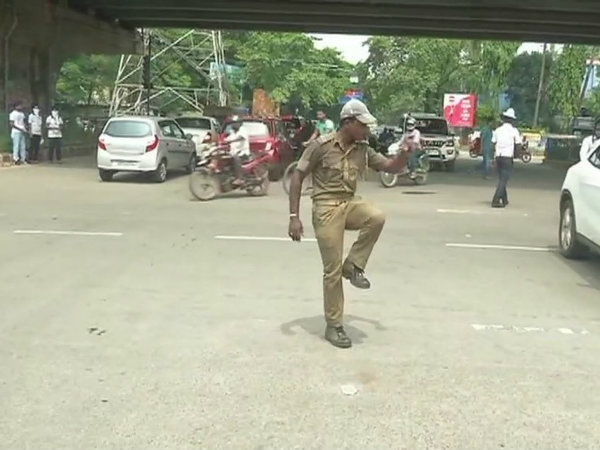 নাচের তালে রাস্তা সামলে হিরো ওড়িশার ট্রাফিক গার্ড নাচের তালে রাস্তা সামলে হিরো ওড়িশার ট্রাফিক গার্ড