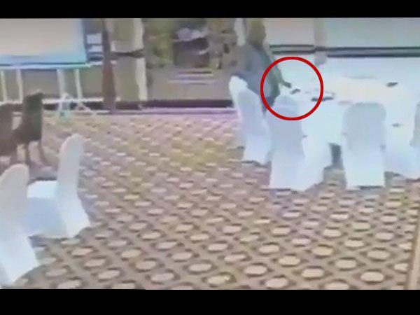 পাক অফিসারের হাত সাফাইয়ের কীর্তি ক্যামেরাবন্দি! দেখুন টাকার ব্যাগ চুরির ভিডিও পাক অফিসারের হাত সাফাইয়ের কীর্তি ক্যামেরাবন্দি! দেখুন টাকার ব্যাগ চুরির ভিডিও