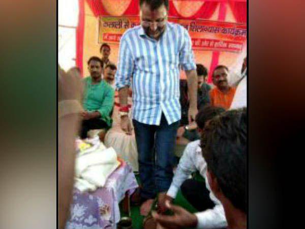 বিজেপি নেতার পা ধোয়া জল খেলেন সমর্থক বিজেপি নেতার পা ধোয়া জল খেলেন সমর্থক