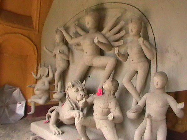 আজও রীতি মেনে রায়চৌধুরী বাড়ির পুজোতে নীলকণ্ঠ পাখি ওড়ানো হয় আজও রীতি মেনে রায়চৌধুরী বাড়ির পুজোতে নীলকণ্ঠ পাখি ওড়ানো হয়