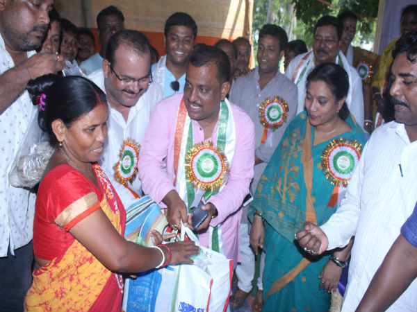রান্না পুজোয় অনুদানের ডালি সাজিয়ে ৪০০ পরিবারের পাশে তৃণমূল বিধায়ক রান্না পুজোয় অনুদানের ডালি সাজিয়ে ৪০০ পরিবারের পাশে তৃণমূল বিধায়ক