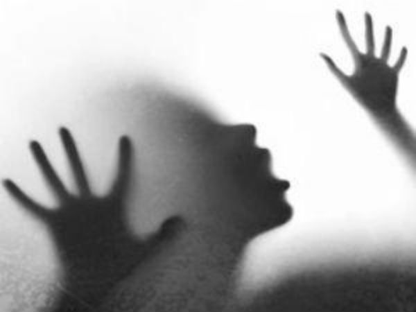 পোশাক-আশাক ছিন্নভিন্ন পোশাক-আশাক ছিন্নভিন্ন