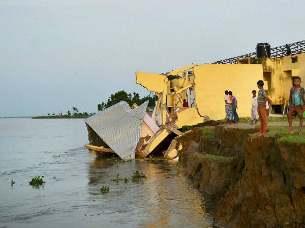 গঙ্গার গ্রাসে মালদহ! চোখের সামনে বসতবাড়ি তলিয়ে যাচ্ছে নদীতে, হাহাকার বাসিন্দাদের গঙ্গার গ্রাসে মালদহ! চোখের সামনে বসতবাড়ি তলিয়ে যাচ্ছে নদীতে, হাহাকার বাসিন্দাদের
