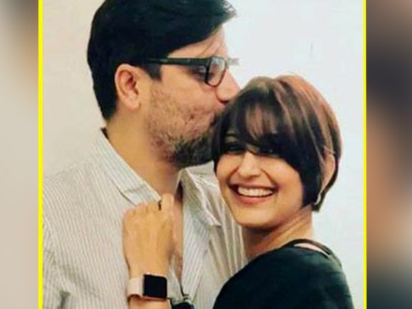 ক্যানসার আক্রান্ত সোনালীকে নিয়ে ভুয়ো বার্তা প্রসঙ্গে সরব তাঁর স্বামী গোল্ডি ক্যানসার আক্রান্ত সোনালীকে নিয়ে ভুয়ো বার্তা প্রসঙ্গে সরব তাঁর স্বামী গোল্ডি
