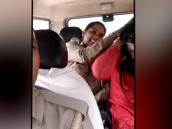 যোগী রাজ্যে মুসলিম ছাত্রের সঙ্গে কেন সম্পর্ক! ডাক্তারি ছাত্রীকে পুলিশি হেনস্থার ছবি হল ভাইরাল যোগী রাজ্যে মুসলিম ছাত্রের সঙ্গে কেন সম্পর্ক! ডাক্তারি ছাত্রীকে পুলিশি হেনস্থার ছবি হল ভাইরাল