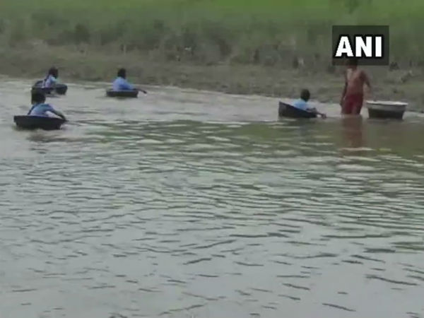 গামলায় ভেসে নদী পেরিয়ে স্কুলে যায় ওরা, ভিডিওতে দেখুন রাজ্যের গামলায় ভেসে নদী পেরিয়ে স্কুলে যায় ওরা, ভিডিওতে দেখুন রাজ্যের