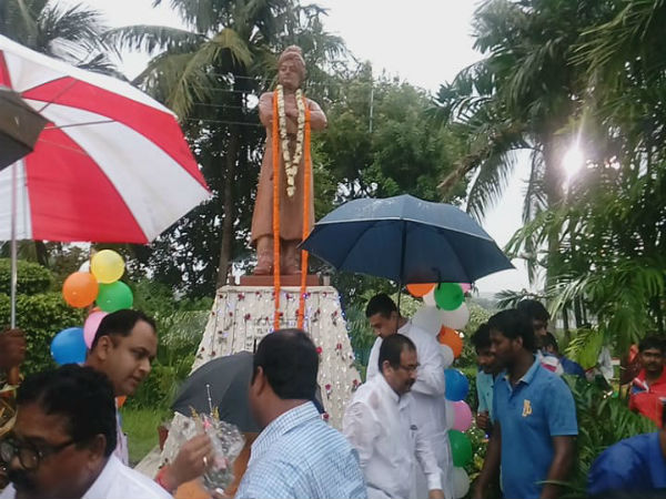 বিবেকানন্দের হিন্দু ধর্মকেই ভোটে ইস্যু তৃণমূলের! পুস্তিকা বিলি শুভেন্দুর বিবেকানন্দের হিন্দু ধর্মকেই ভোটে ইস্যু তৃণমূলের! পুস্তিকা বিলি শুভেন্দুর