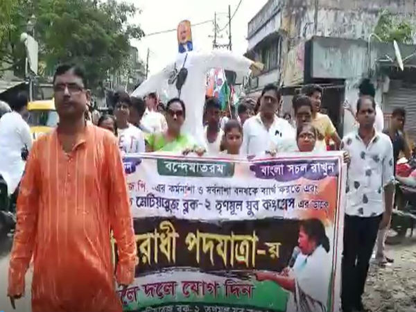 বনধের বিরোধিতায় পুড়ল মোদীর কুশপুতুল! রাস্তায় গান্ধীগিরি তৃণমূলের, দেখুন ভিডিও বনধের বিরোধিতায় পুড়ল মোদীর কুশপুতুল! রাস্তায় গান্ধীগিরি তৃণমূলের, দেখুন ভিডিও