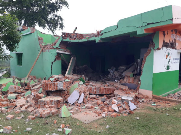 ভয়াবহ বিস্ফোরণে উড়ে গেল তৃণমূল পার্টি অফিস! অনুব্রতর কোপে বিজেপি ভয়াবহ বিস্ফোরণে উড়ে গেল তৃণমূল পার্টি অফিস! অনুব্রতর কোপে বিজেপি