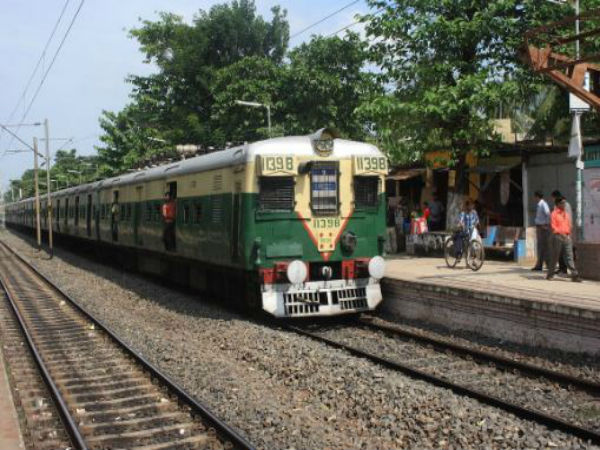 মাঝেরহাট কাণ্ড! ১৮ ঘন্টা ট্রেন চলাচল বন্ধ শিয়ালদহ-বজবজ শাখায় মাঝেরহাট কাণ্ড! ১৮ ঘন্টা ট্রেন চলাচল বন্ধ শিয়ালদহ-বজবজ শাখায়
