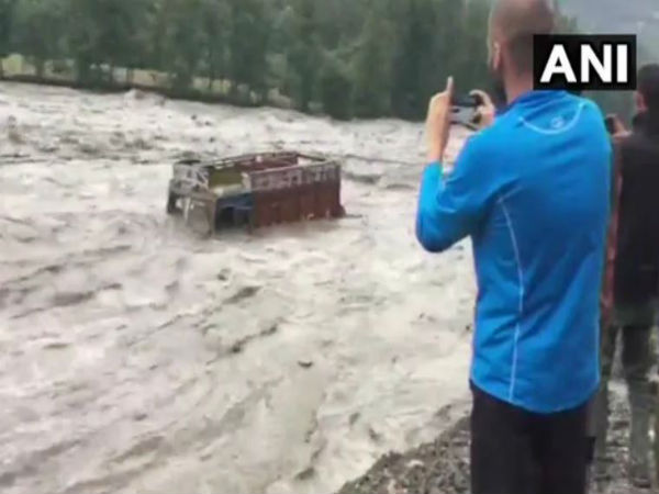 মানালিতে হড়কা বান! ভেসে গেল টুরিস্ট বাস, দেখুন ভিডিও মানালিতে হড়কা বান! ভেসে গেল টুরিস্ট বাস, দেখুন ভিডিও