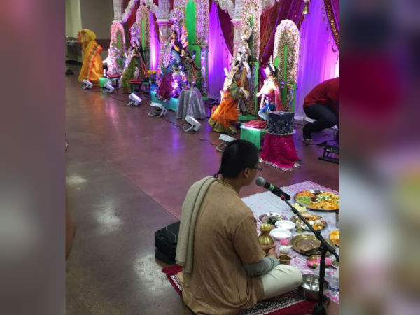 পুরোহিতের মন্ত্রোচ্চারণ