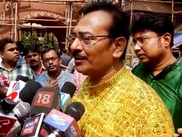 মহালয়াতেই জমজমাট সুরুচির পুজো, ঢাক বাজালেন মন্ত্রী অরূপ, সঙ্গে টলি সুন্দরীরা, দেখুন ভিডিও মহালয়াতেই জমজমাট সুরুচির পুজো, ঢাক বাজালেন মন্ত্রী অরূপ, সঙ্গে টলি সুন্দরীরা, দেখুন ভিডিও