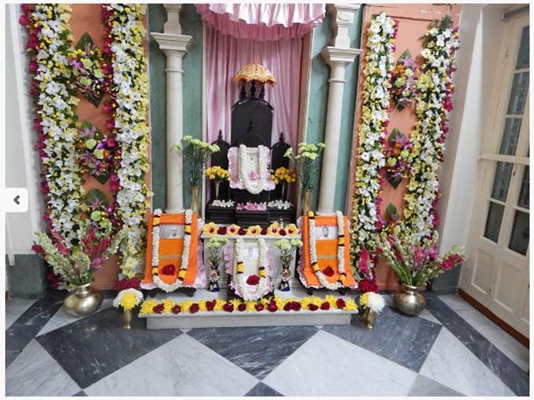 বিশেষ পুজো বাগবাজারের বাড়িতে