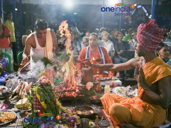 সন্তোষ মিত্র স্কোয়ারের মণ্ডপ ঘিরে কিছু তথ্য