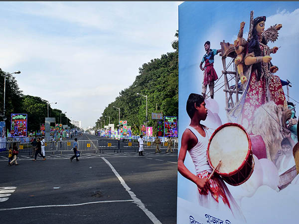 টেমস উৎসবেও বাংলার দুর্গা কার্নিভাল