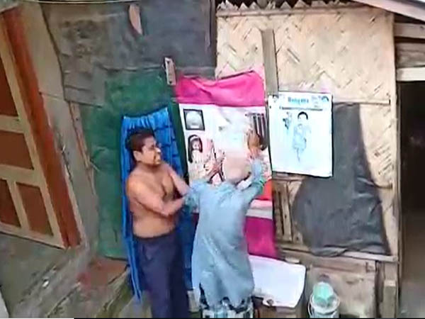 সন্দেশ খাওয়ানোর অপরাধ! ৮০ বছরের বাবা-কে বেধড়ক চড় ছেলের, ভাইরাল হল ভিডিও সন্দেশ খাওয়ানোর অপরাধ! ৮০ বছরের বাবা-কে বেধড়ক চড় ছেলের, ভাইরাল হল ভিডিও