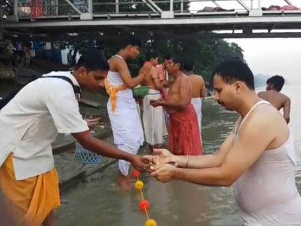 ঘাটে ঘাটে ভিড়