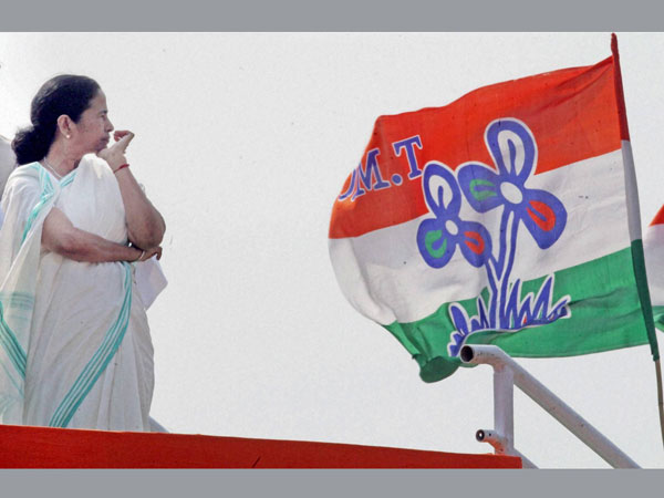 মুকুল যোগে মাথা চাড়া নতুন জনসাধারণের কমিটির! ঘুম ছুটেছে মমতার দলের মুকুল যোগে মাথা চাড়া নতুন জনসাধারণের কমিটির! ঘুম ছুটেছে মমতার দলের