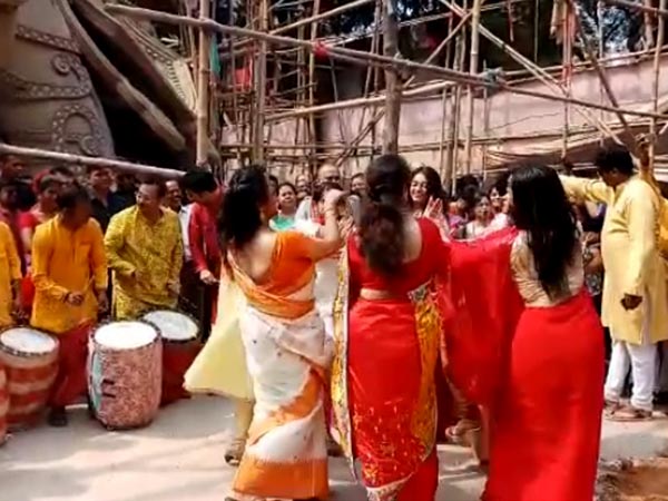 মহালয়াতেই জমজমাট সুরুচির পুজো, ঢাক বাজালেন মন্ত্রী অরূপ, সঙ্গে টলি সুন্দরীরা, দেখুন ভিডিও মহালয়াতেই জমজমাট সুরুচির পুজো, ঢাক বাজালেন মন্ত্রী অরূপ, সঙ্গে টলি সুন্দরীরা, দেখুন ভিডিও