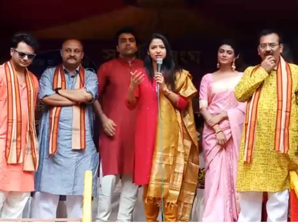 মহালয়াতেই জমজমাট সুরুচির পুজো, ঢাক বাজালেন মন্ত্রী অরূপ, সঙ্গে টলি সুন্দরীরা, দেখুন ভিডিও মহালয়াতেই জমজমাট সুরুচির পুজো, ঢাক বাজালেন মন্ত্রী অরূপ, সঙ্গে টলি সুন্দরীরা, দেখুন ভিডিও