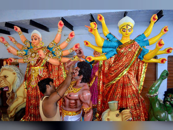 নেই সরকারি সাহায্য, মালাকার শিল্পীরা পেট চালাতে হিমশিম খাচ্ছেন, যোগ দিচ্ছেন অন্য কাজে নেই সরকারি সাহায্য, মালাকার শিল্পীরা পেট চালাতে হিমশিম খাচ্ছেন, যোগ দিচ্ছেন অন্য কাজে