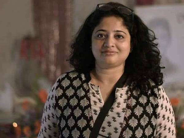 যুদ্ধ লড়াইয়ের গল্প তো অনেক হল, আসি দুর্গাপুজোয় । এবার পুজোয় 'হিয়ার মাঝে কলকাতা' -র স্টল বেঙ্গালুরুর কোথায় পাওয়া যাবে?