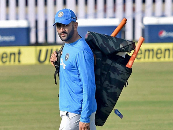সময় কম ধোনির হাতে