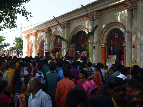 উন্মাদনায় খামতি নেই