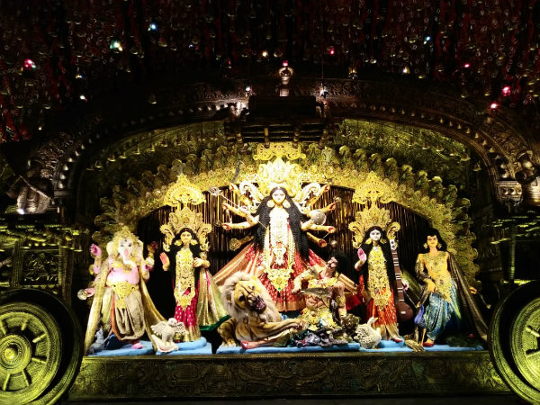 নবমীর সন্ধ্যায়ই শহরের রাস্তায় জনপ্লাবন, মনে বিষাদের সুর নবমীর সন্ধ্যায়ই শহরের রাস্তায় জনপ্লাবন, মনে বিষাদের সুর