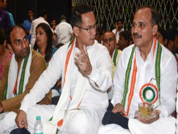 ফের অধীর চৌধুরীর দলবদল-জল্পনা! নবমীর রাতে সর্বভারতীয় বিজেপি নেত্রীর সঙ্গে ধুনুচি নাচ, দেখুন ভিডিও ফের অধীর চৌধুরীর দলবদল-জল্পনা! নবমীর রাতে সর্বভারতীয় বিজেপি নেত্রীর সঙ্গে ধুনুচি নাচ, দেখুন ভিডিও