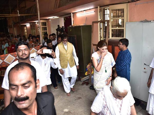 মুম্বইয়ের দুর্গাপুজোয় সস্ত্রীক আমিতাভ, দেখুন ছবি মুম্বইয়ের দুর্গাপুজোয় সস্ত্রীক আমিতাভ, দেখুন ছবি