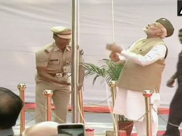 নেতাজীকে সম্মান জানিয়ে লালকেল্লায় মোদীর পতাকা উত্তোলন নেতাজীকে সম্মান জানিয়ে লালকেল্লায় মোদীর পতাকা উত্তোলন