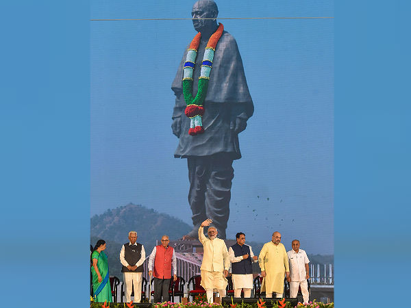 ‘ঐক্যের মূর্তি’ উদ্বোধনে ১১০০০ অভ্যাগতের মধ্যে ‘নেই’ বল্লভভাইয়ের নাতি! উঠছে প্রশ্ন ‘ঐক্যের মূর্তি’ উদ্বোধনে ১১০০০ অভ্যাগতের মধ্যে ‘নেই’ বল্লভভাইয়ের নাতি! উঠছে প্রশ্ন