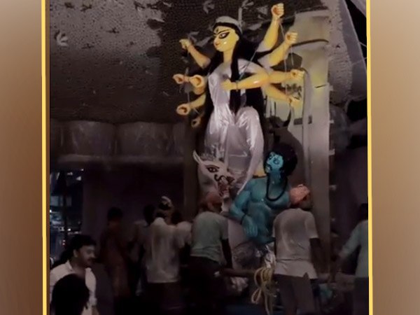শ্বেতশুভ্র মণ্ডপে হাজারও কারুকার্য, ৬৮তম বর্ষে তাক লাগাতে তৈরি বালিগঞ্জ কালচারালের পুজো শ্বেতশুভ্র মণ্ডপে হাজারও কারুকার্য, ৬৮তম বর্ষে তাক লাগাতে তৈরি বালিগঞ্জ কালচারালের পুজো