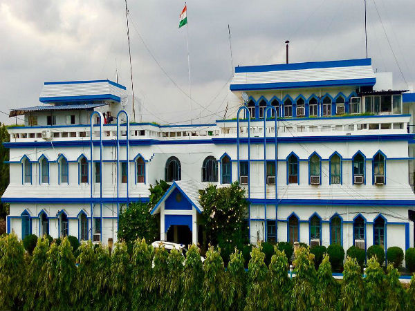 শহরে ফিল্মি কায়দায় দুষ্কৃতী হানা! দিনে দুপুরে লুঠপাট দোকানে শহরে ফিল্মি কায়দায় দুষ্কৃতী হানা! দিনে দুপুরে লুঠপাট দোকানে