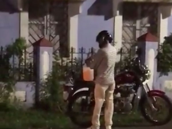 স্বপ্নের রয়াল এনফিল্ডে নিজের হাতেই আগুন! কোন ঘটনায় ক্ষুব্ধ মালিকের এই কাণ্ড, জেনে নিন স্বপ্নের রয়াল এনফিল্ডে নিজের হাতেই আগুন! কোন ঘটনায় ক্ষুব্ধ মালিকের এই কাণ্ড, জেনে নিন