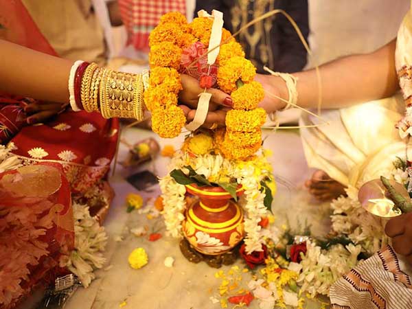 রেজিস্ট্রির দুদিন আগে হবু বর অন্য ছাদনাতলায়! ধরনাতেও জুটল লজ্জা আর অপমান রেজিস্ট্রির দুদিন আগে হবু বর অন্য ছাদনাতলায়! ধরনাতেও জুটল লজ্জা আর অপমান