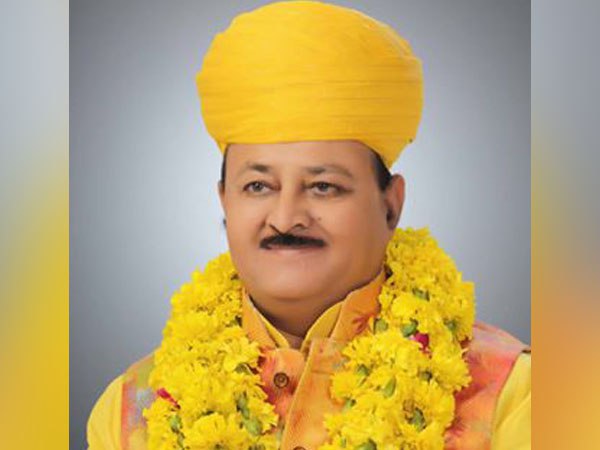 এক চড়ে প্যান্টে প্রস্রাব! সরকারি আধিকারিককে হুমকি মোদীর দলের বিধায়কের এক চড়ে প্যান্টে প্রস্রাব! সরকারি আধিকারিককে হুমকি মোদীর দলের বিধায়কের