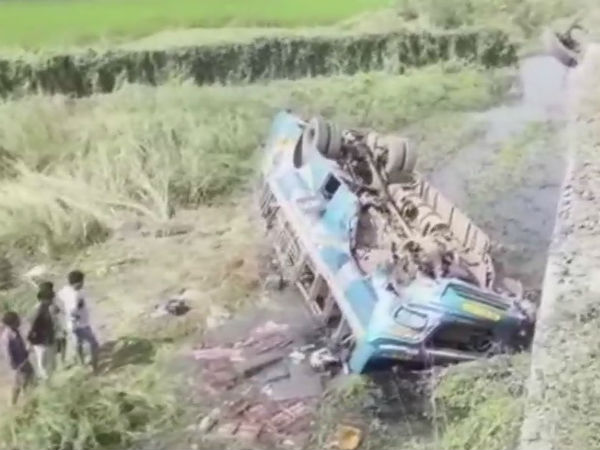ব্রিজের রেলিং ভেঙে ভয়াবহ বাস দুর্ঘটনা হুগলিতে , মৃত ৬ জন, আহত অনেকে ব্রিজের রেলিং ভেঙে ভয়াবহ বাস দুর্ঘটনা হুগলিতে , মৃত ৬ জন, আহত অনেকে