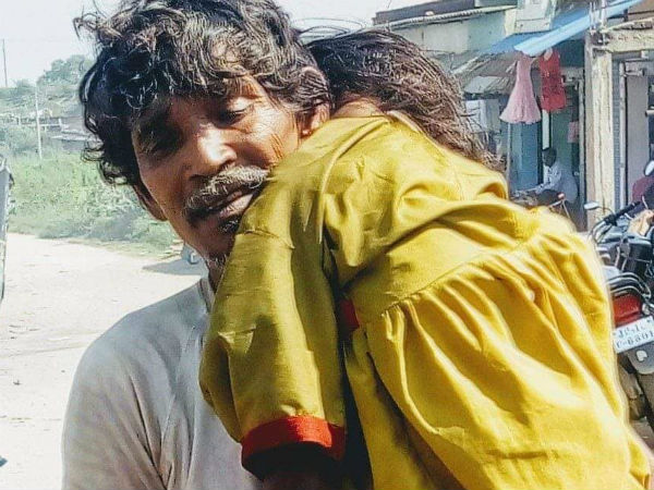 চোখে জল ,কাঁধে সন্তানের মৃতদেহ! উৎসবের দিনে উঠে এল আরও এক মর্মান্তিক ঘটনা চোখে জল ,কাঁধে সন্তানের মৃতদেহ! উৎসবের দিনে উঠে এল আরও এক মর্মান্তিক ঘটনা