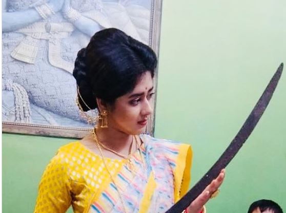 তলোয়ার হাতে নিতেই কেন আবেগে ভাসলেন দিতিপ্রিয়া! তলোয়ার হাতে নিতেই কেন আবেগে ভাসলেন দিতিপ্রিয়া!