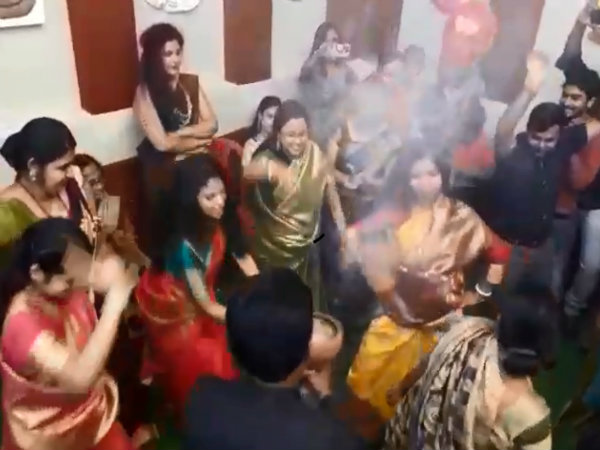 ধুনুচি নাচে পুরুষদের টেক্কা মহিলাদের ধুনুচি নাচে পুরুষদের টেক্কা মহিলাদের