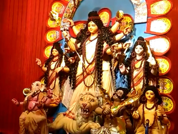 চতুর্থীতেই দ্বার খুলে গেল দুর্বারের দুর্গাপুজো মণ্ডপের চতুর্থীতেই দ্বার খুলে গেল দুর্বারের দুর্গাপুজো মণ্ডপের