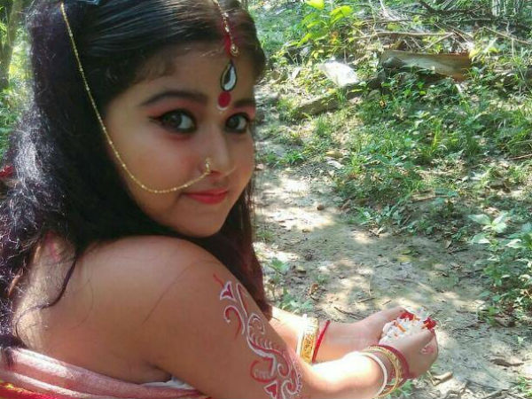 জীবন্ত দূর্গা টেক্কা দিচ্ছে মাটির প্রতিমাকে! দূর্গাপুজোয় কোন ট্রেন্ডে ভাসছে কলকাতা জীবন্ত দূর্গা টেক্কা দিচ্ছে মাটির প্রতিমাকে! দূর্গাপুজোয় কোন ট্রেন্ডে ভাসছে কলকাতা